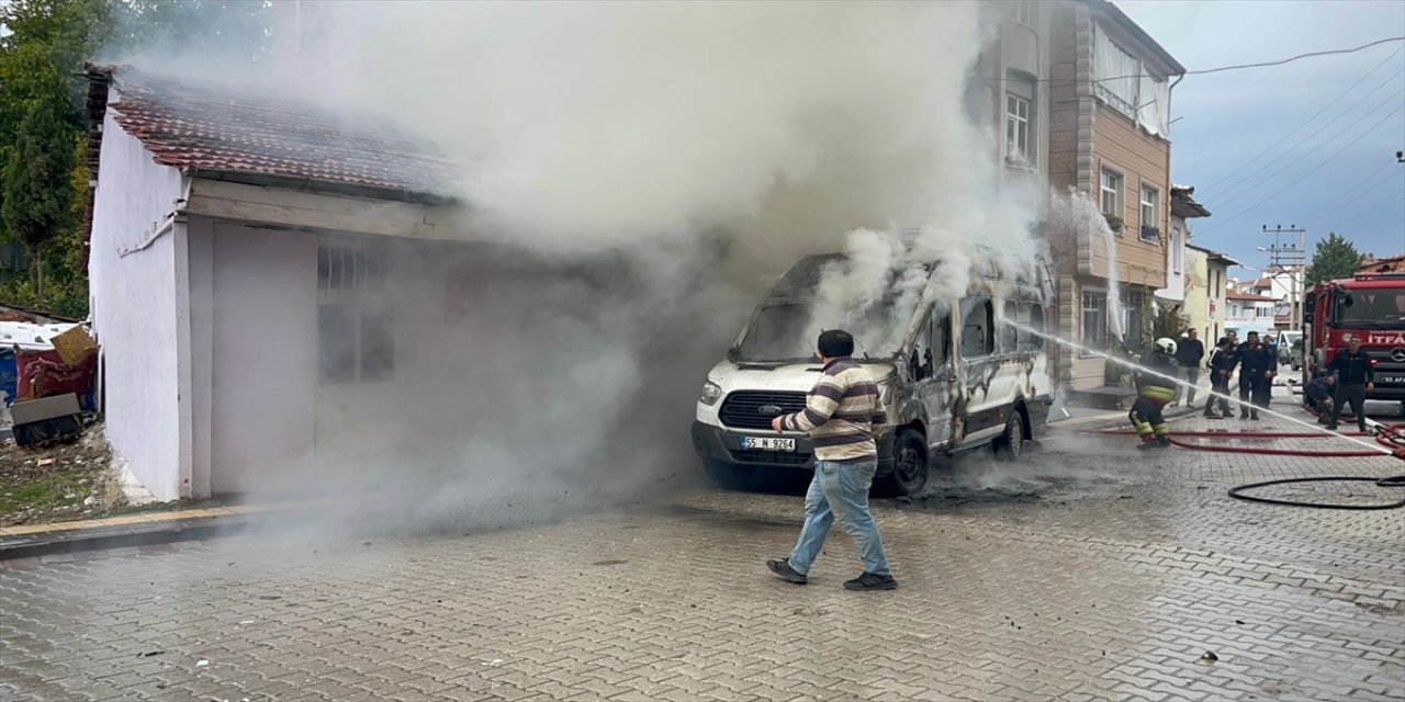 Samsun Vezirköprü'de çıkan yangında park halindeki minibüs ve çevredeki ev ile iş yerinde hasar oluştu