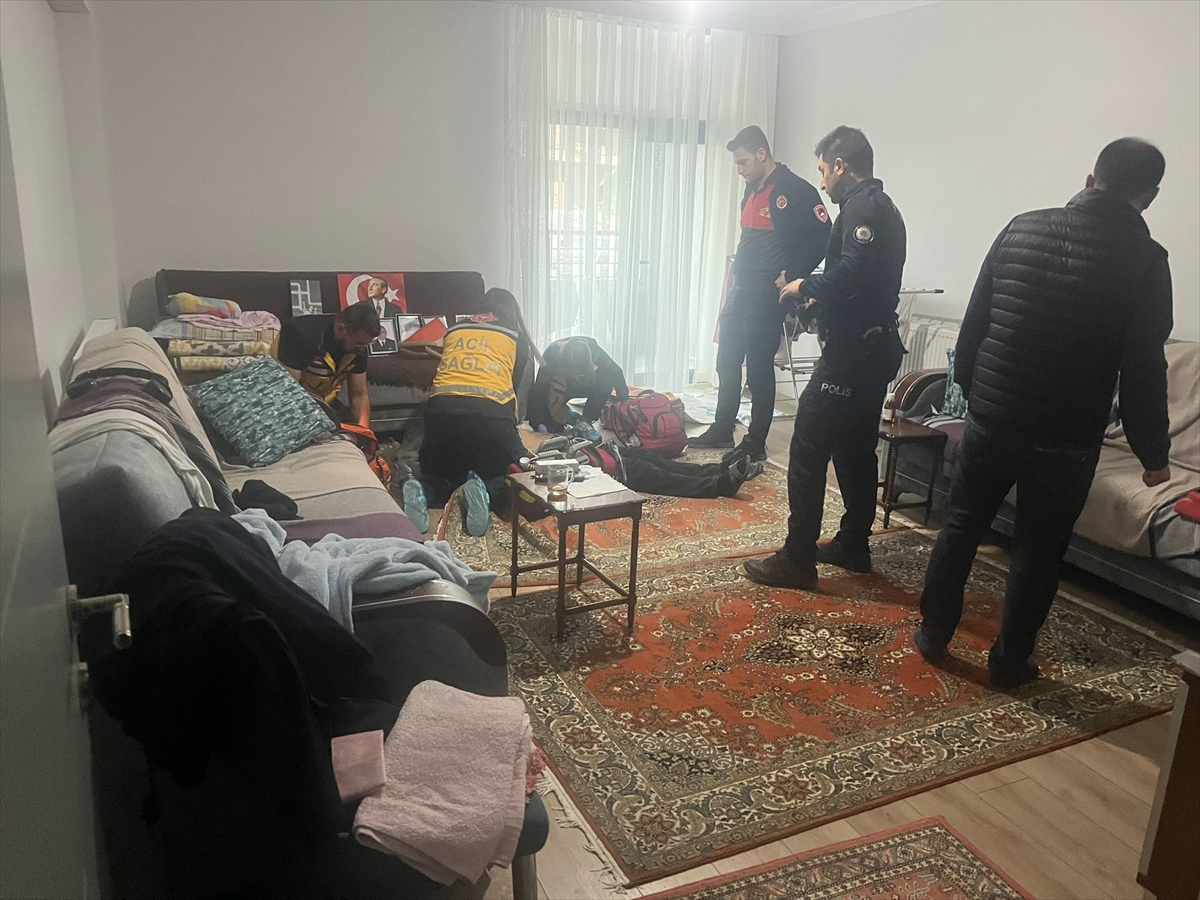 Çorum'da kalp krizi geçiren kişi pencereden eve giren sağlık ekiplerince kurtarıldı