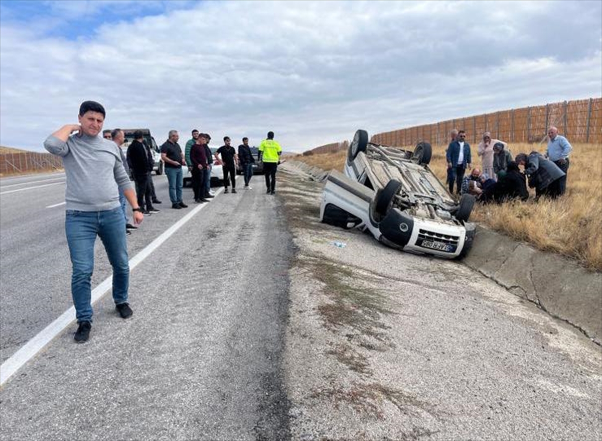 Erzincan'da takla atan hafif ticari araçtaki 4 kişi yaralandı
