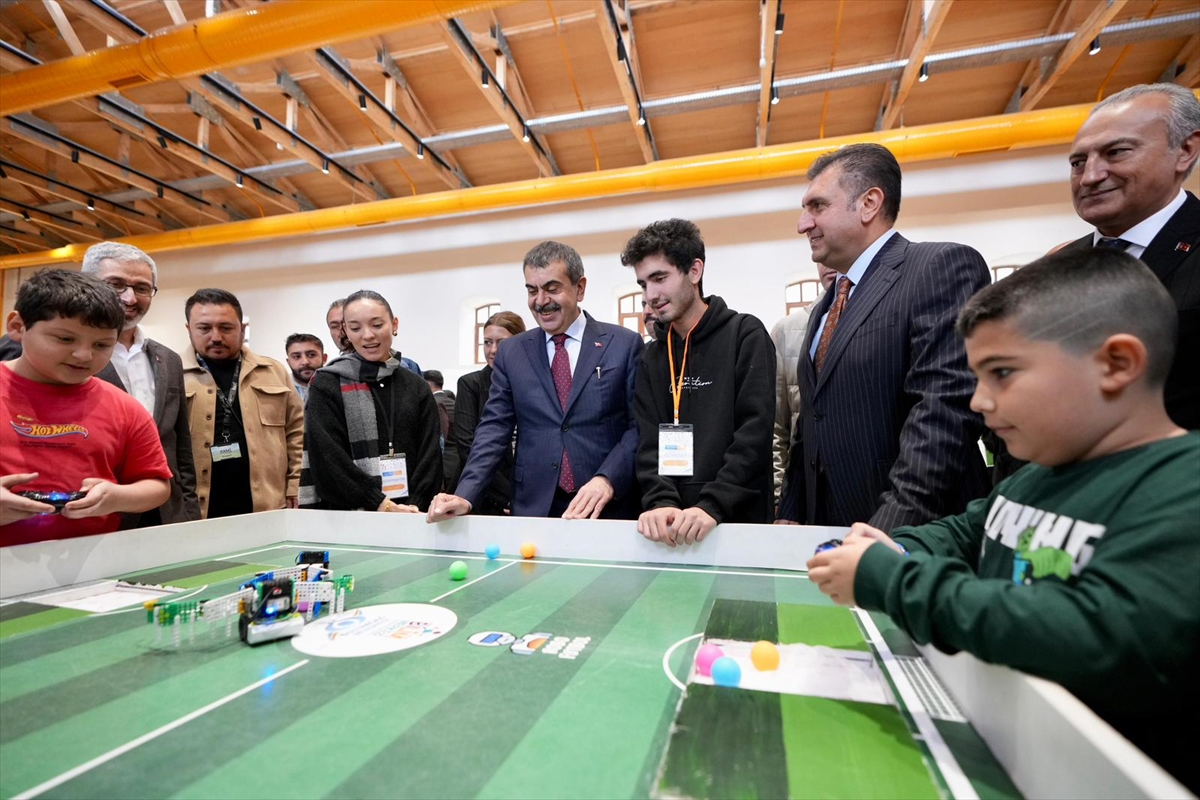 Bakan Tekin, "Evliya Çelebi'nin İzinde" sergisi ile "3. Rami Bilim Şenliği"ni ziyaret etti