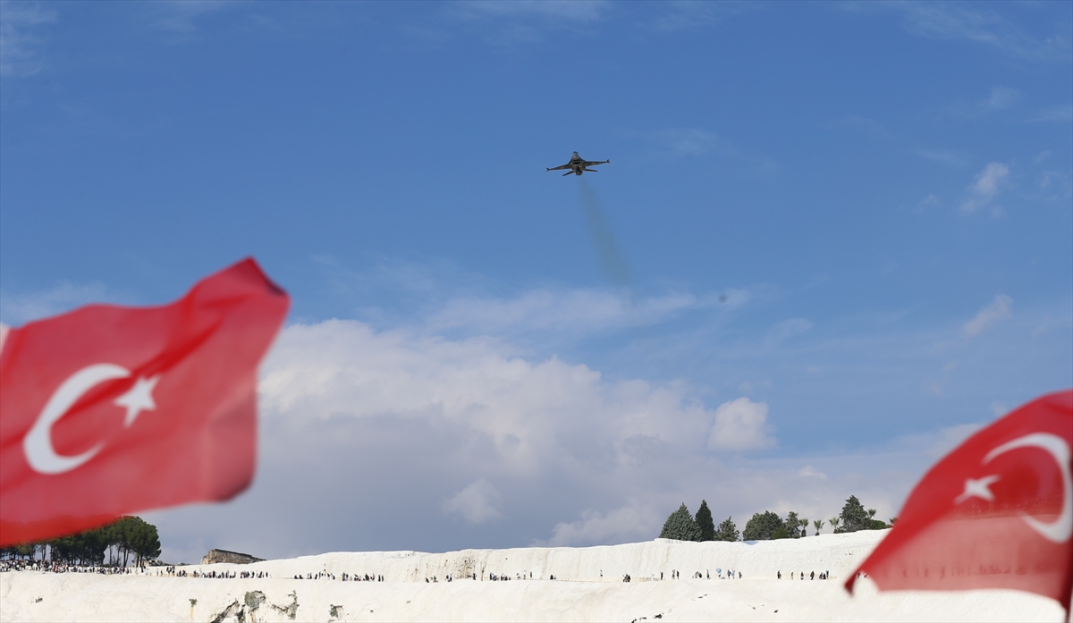 SOLOTÜRK Pamukkale'de gösteri uçuşu yaptı