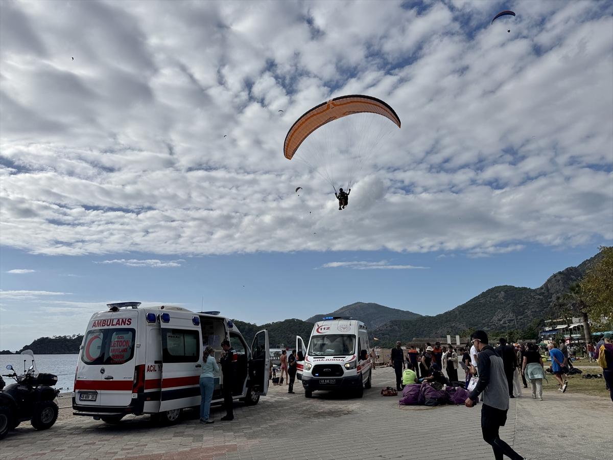 Fethiye'de iki yamaç paraşütünün çarpışması sonucu 3 kişi yaralandı