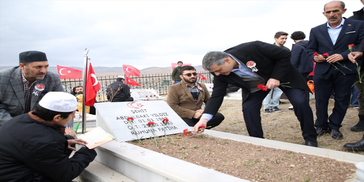 Erzurum Yavi’de 32 yıl önce PKK saldırısında şehit edilen 33 kişi anıldı, törene çok sayıda yetkili katıldı