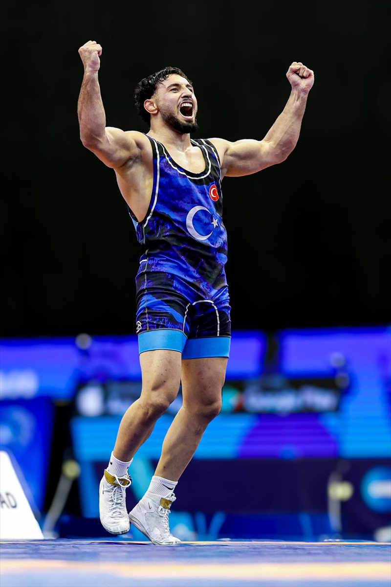 Milli güreşçi Muhammed Halit Özmuş'dan Dünya 23 Yaş Altı Şampiyonası'nda gümüş madalya