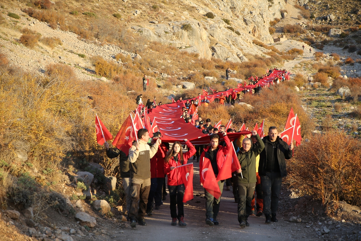 Niğde'de Cumhuriyet'in kuruluşunun 102. yılı dolayısıyla Aladağlar'a tırmanacak dağcılar kamp kurdu