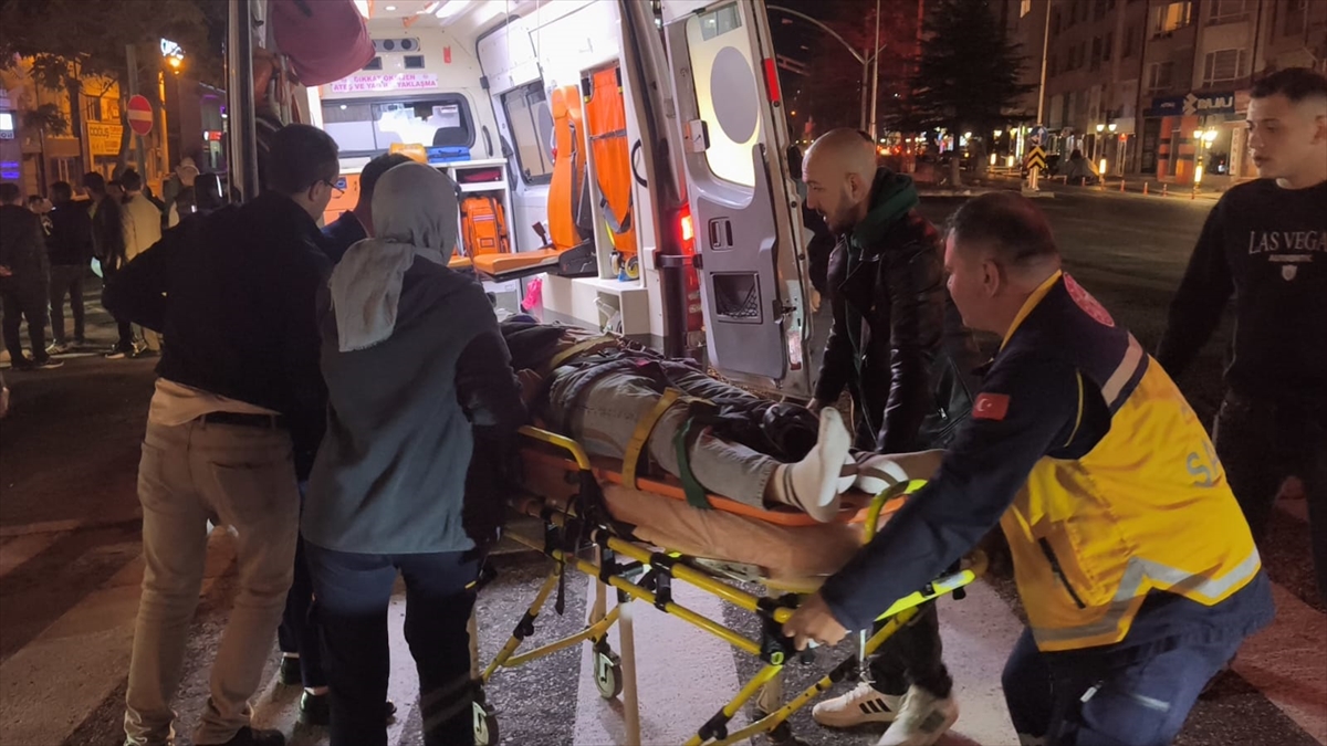 Kütahya'da otomobille motosikletin çarpıştığı kazada 2 kişi yaralandı