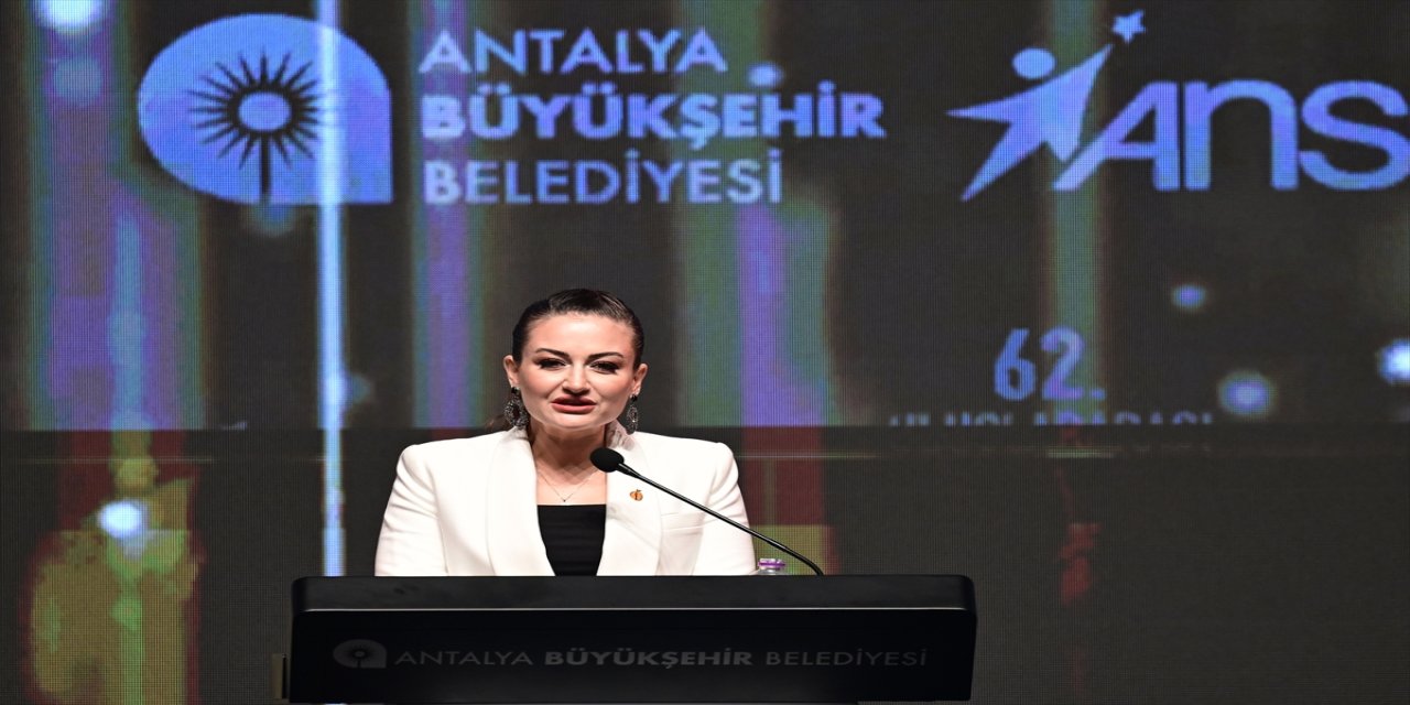 62. Uluslararası Antalya Altın Portakal Film Festivali açıldı, onur ve başarı ödülleri sahiplerini buldu