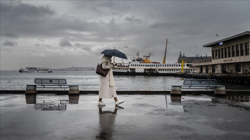 İstanbul'da pazartesi günü kuvvetli yağış ve fırtına uyarısı