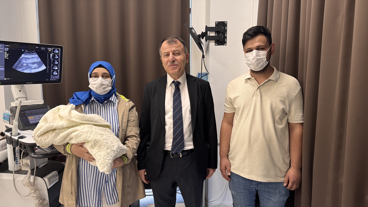 Eli ve ayakları gelişmeyen bebeğe anne karnında müdahale