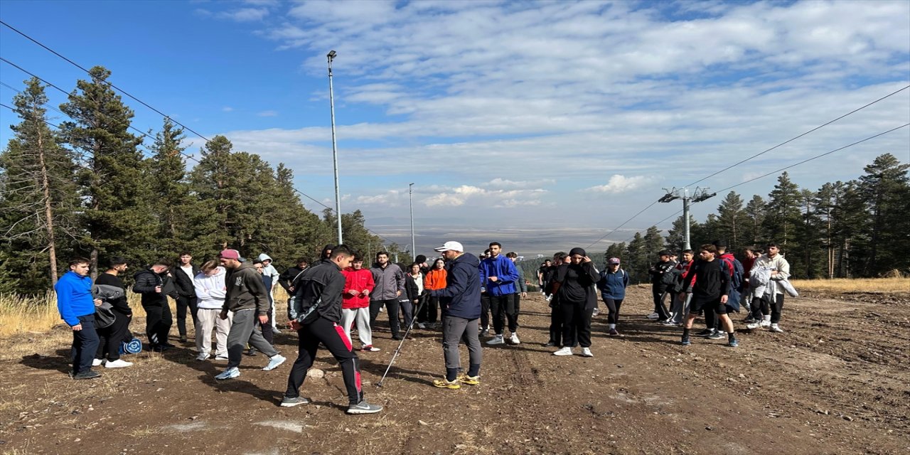 Kars Sarıkamış’ta üniversite öğrencileri kayak pistlerinde temizlik ve doğa yürüyüşü etkinliği gerçekleştirdi