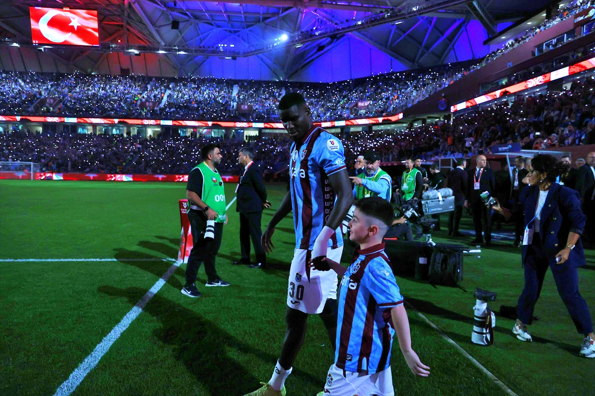 DMD hastası Yavuz Berkay, futbol oynama hayali kurduğu Onuachu ile sahaya çıktı