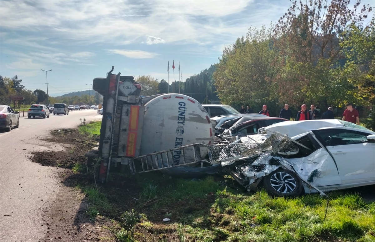 Balıkesir'de devrilen tanker, park halindeki 7 araçta hasar oluşturdu