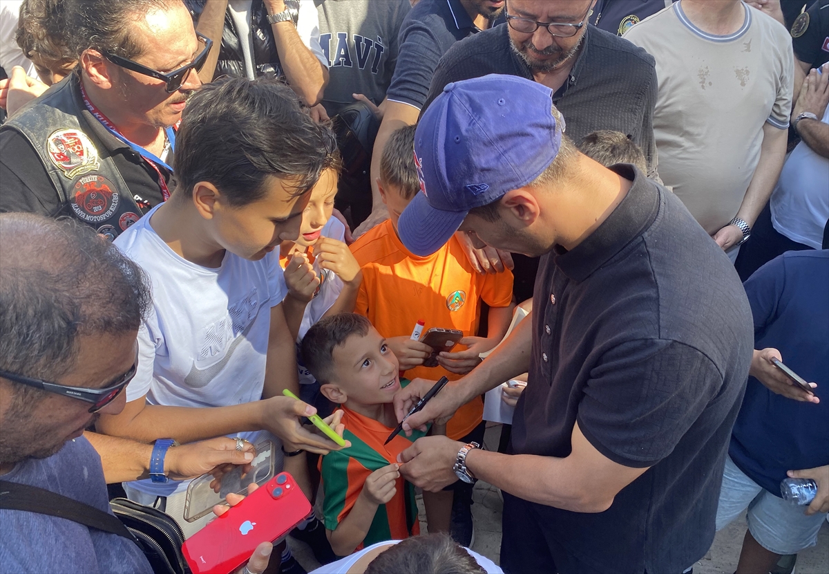 Milli motosikletçi Toprak Razgatlıoğlu, memleketi Alanya'da coşkuyla karşılandı