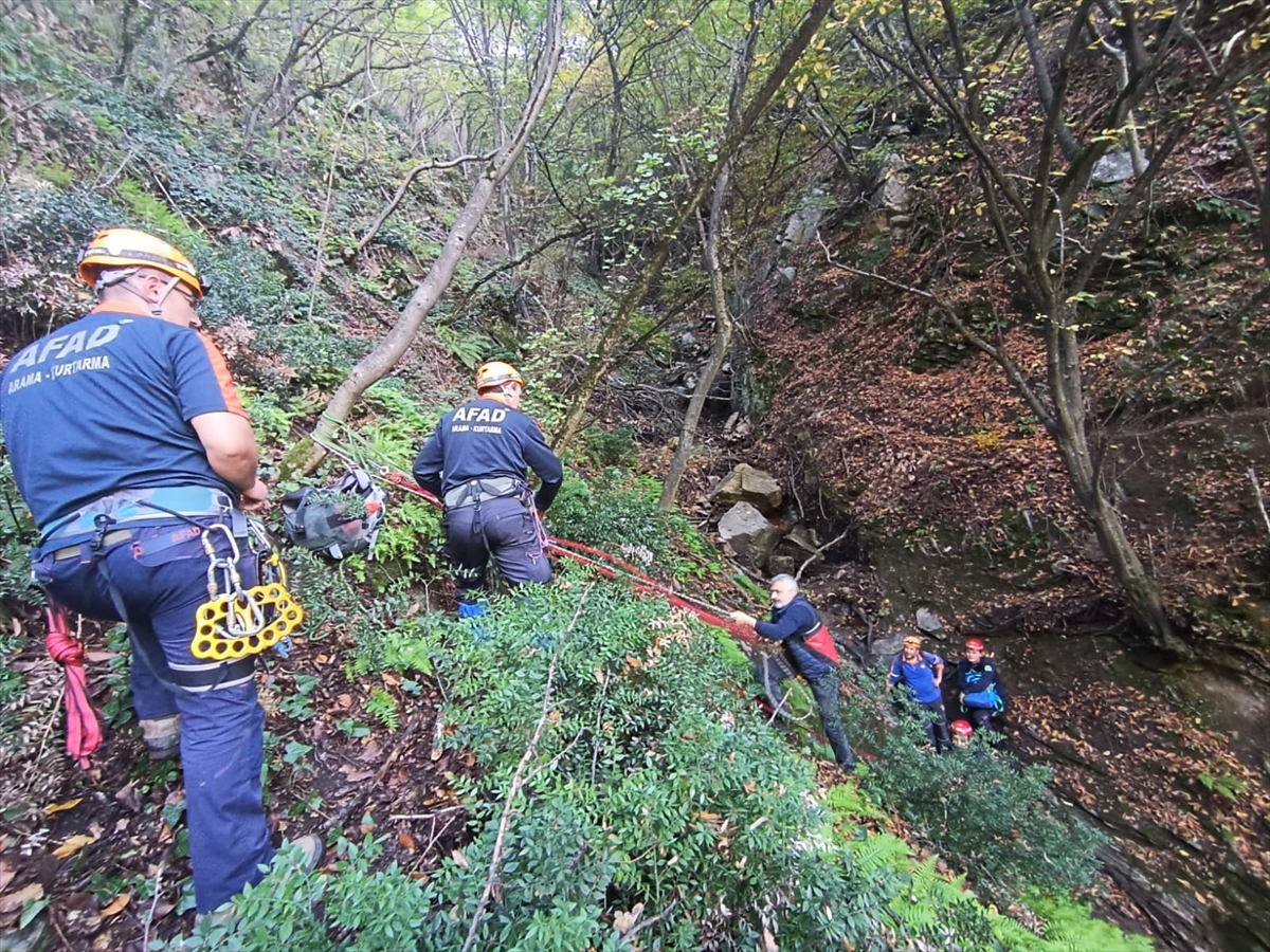 Bursa'da ormanda mahsur kalan 4 kişi ekiplerce kurtarıldı