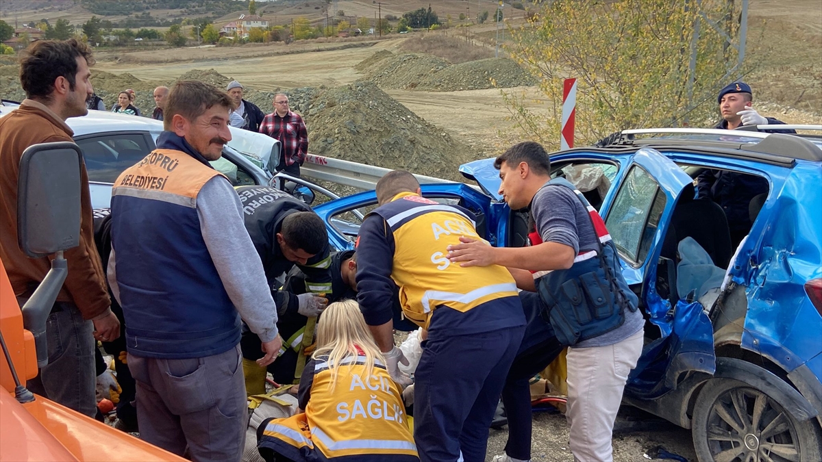 Kastamonu'da iki otomobilin çarpıştığı kazada 1 kişi öldü 5 kişi yaralandı