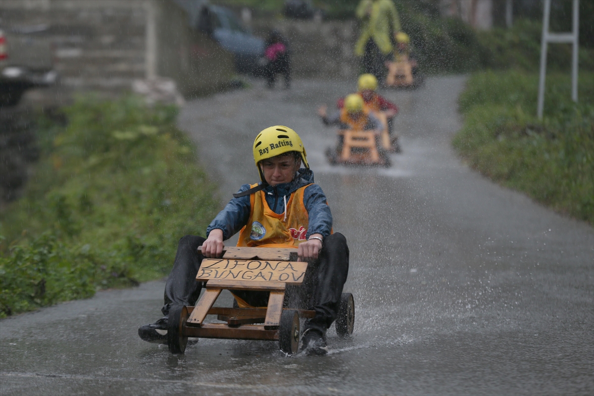 Rize'de tahta arabalar yağmura rağmen "Laz Ralli"de yarıştı