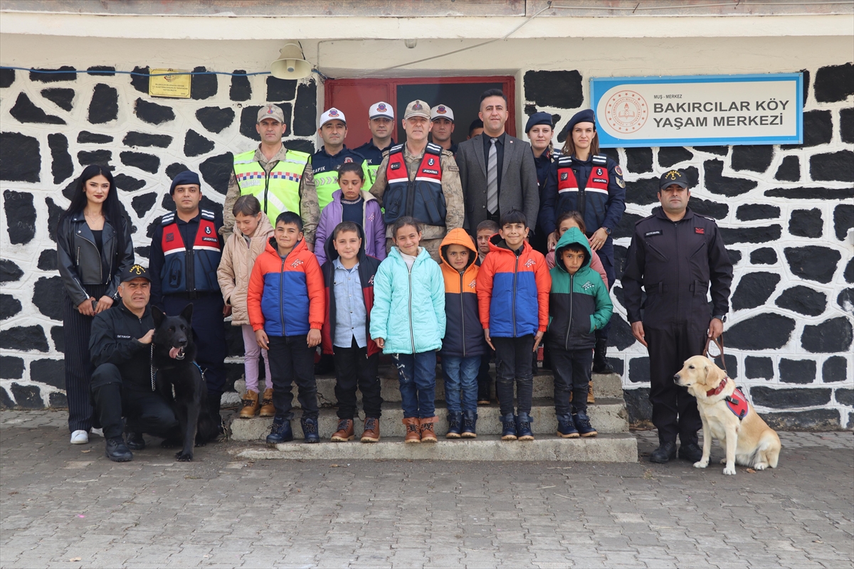 Muş'ta jandarma ekiplerinden köy okulundaki öğrencilere kışlık kıyafet yardımı