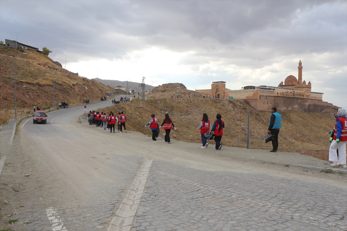 Ağrı'da İshak Paşa Sarayı çevresinde farkındalık temizliği yapıldı