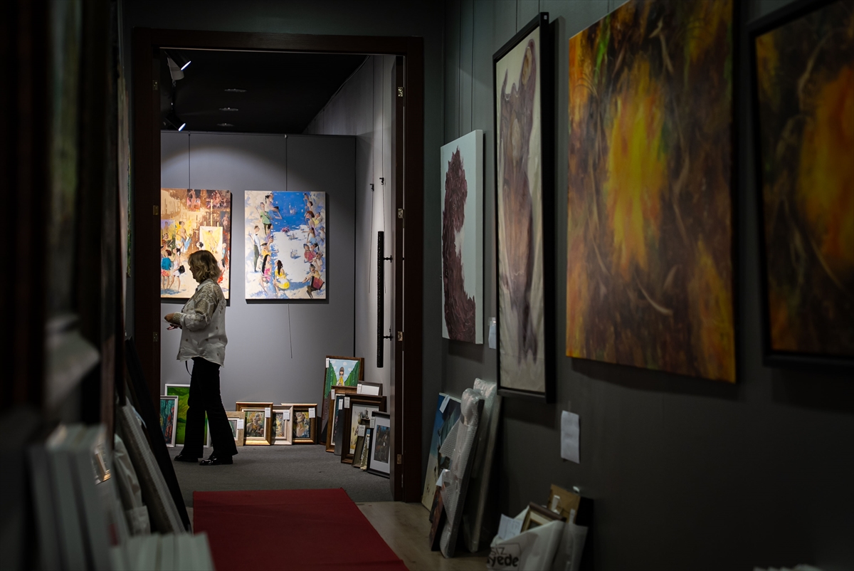 Yerli ve yabancı sanatçıların eserleri müzayedede yeni sahiplerini buldu