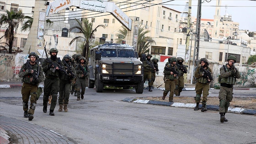 İsrail askerlerinin, işgal altındaki Batı Şeria'ya baskınında 4 Filistinli yaralandı