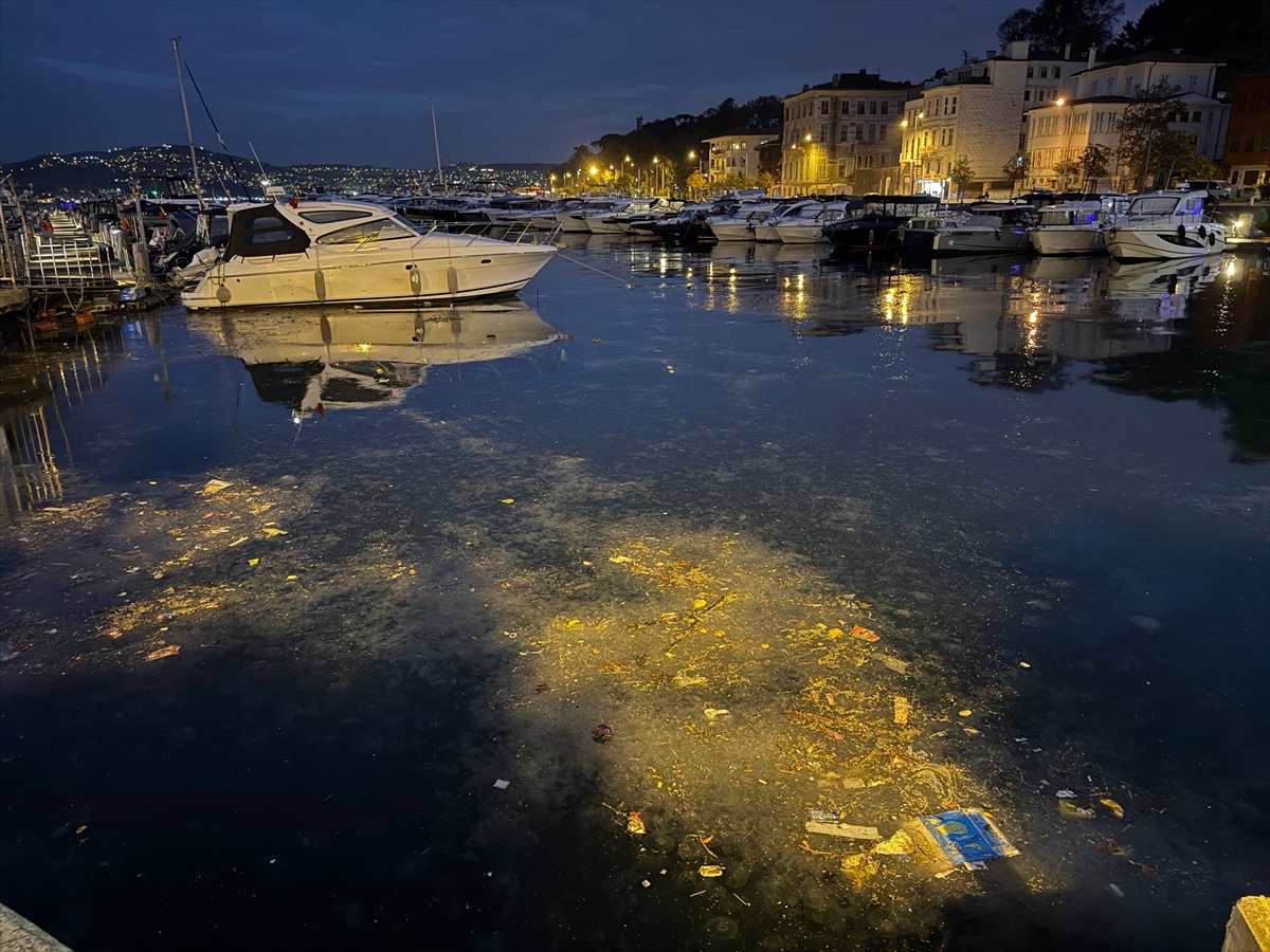 Sarıyer'de denize atılan çöpler kıyıya vurdu