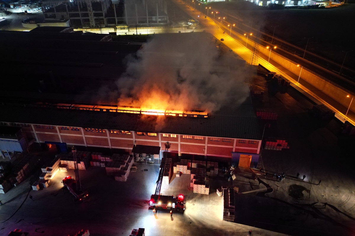 Manisa'da granit fabrikasında çıkan yangın söndürüldü