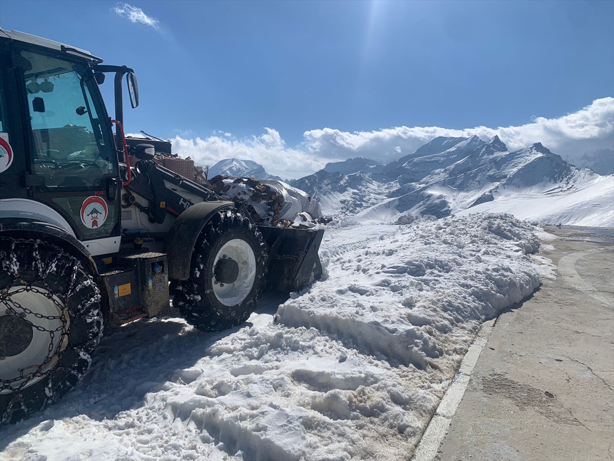 Hakkari'de kar nedeniyle kapanan üs bölgesinin yolu açıldı