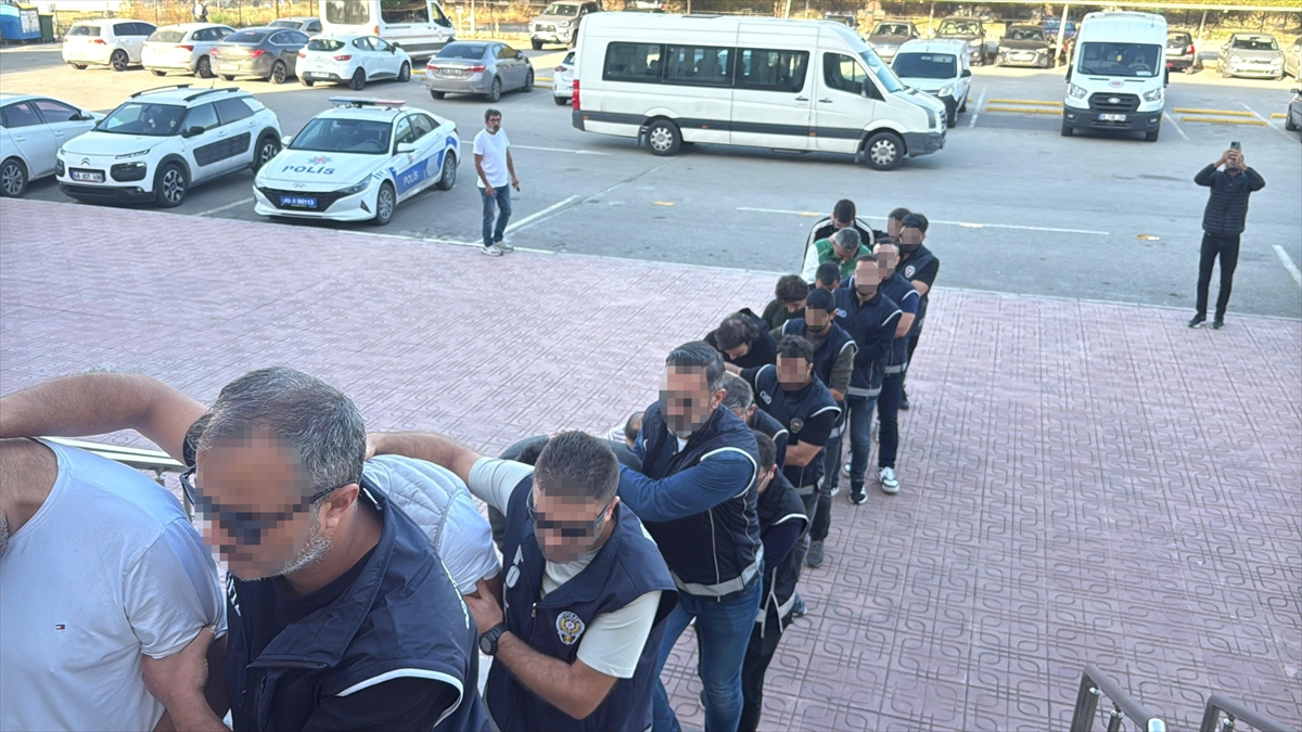 Bodrum'da düzensiz göçmenleri taşıyan botun batmasına ilişkin 17 şüpheli yakalandı