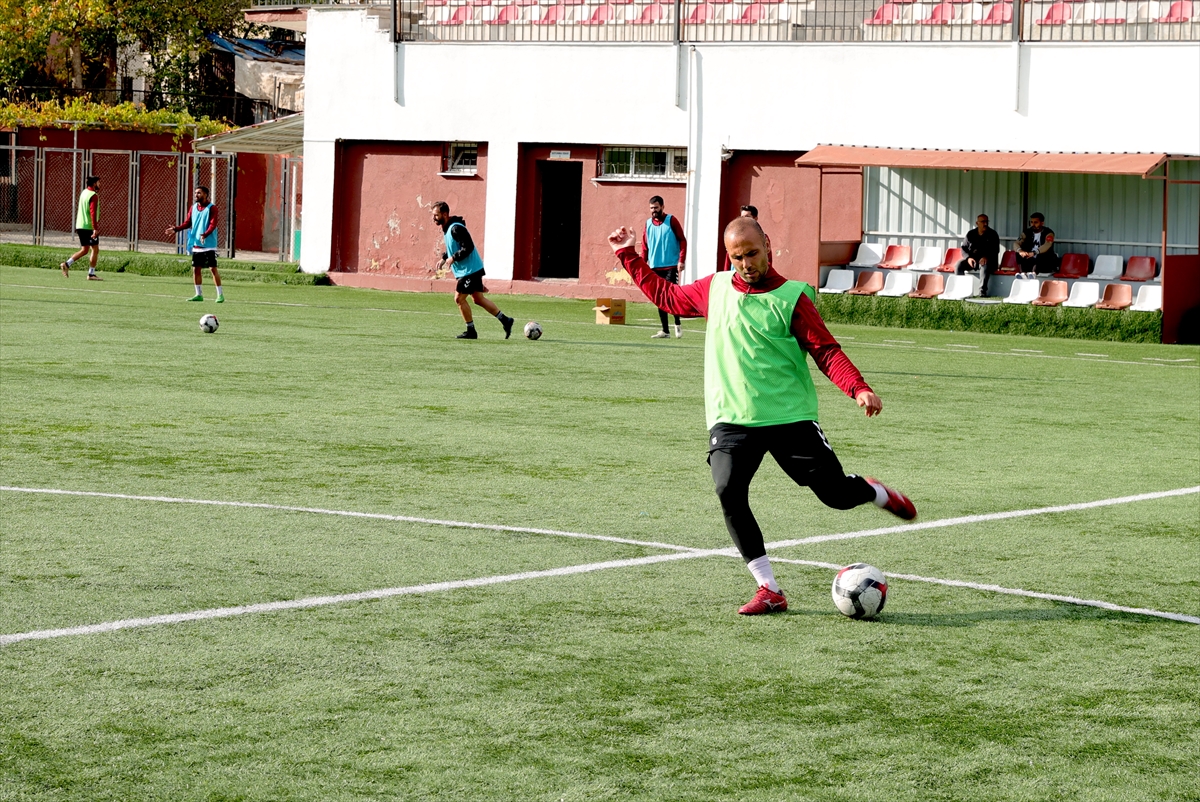 Okulda öğretmenlik, yeşil sahada kaptanlık yapıyor