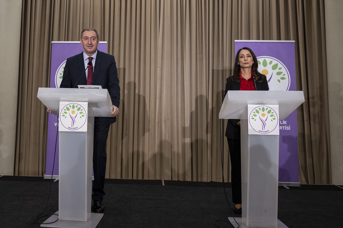 Herkes elini taşın altına koymalıdır