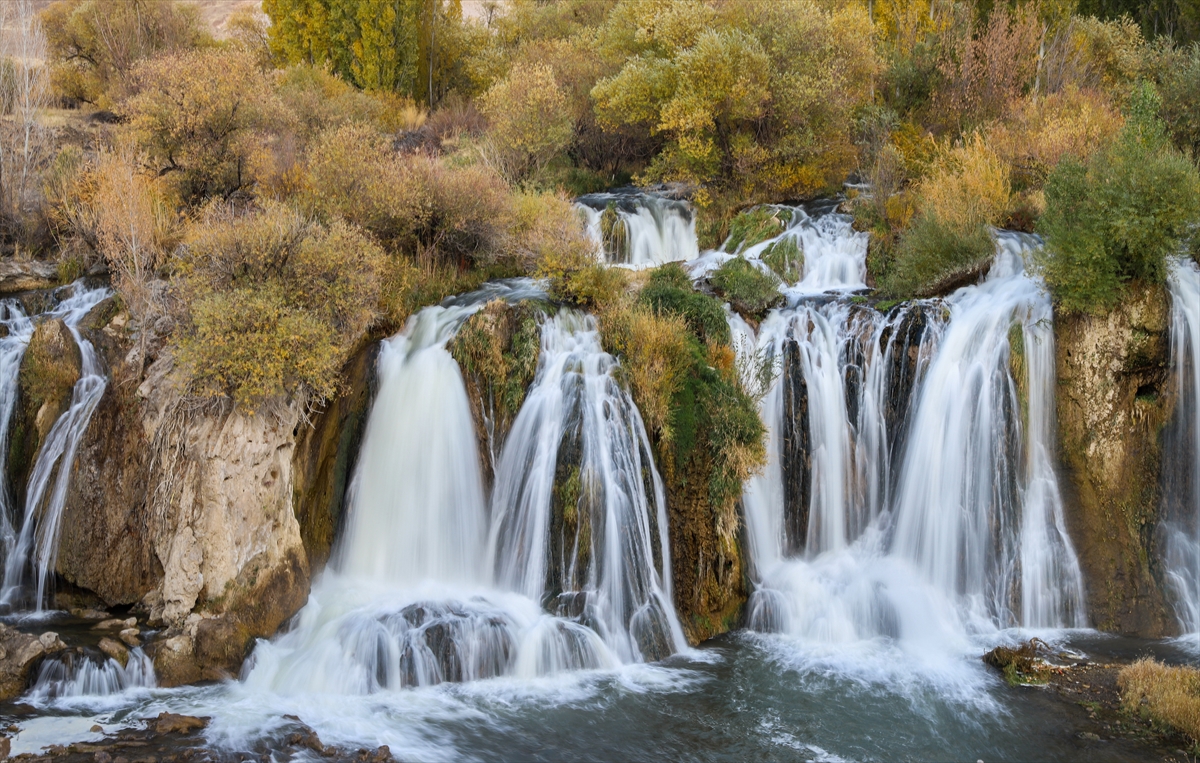 Muradiye Şelalesi sonbaharın renklerine bürünen doğasıyla ziyaretçilerini ağırlıyor