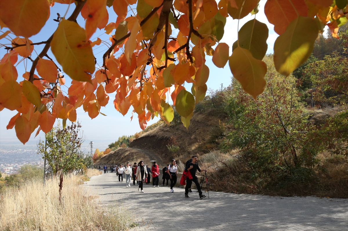 Muş'ta gençler sonbahar renklerine bürünen Bağlar bölgesinde doğa yürüyüşü yaptı