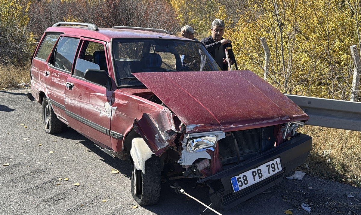 Sivas'ta otomobilin bariyere çarpması sonucu 2 kişi yaralandı