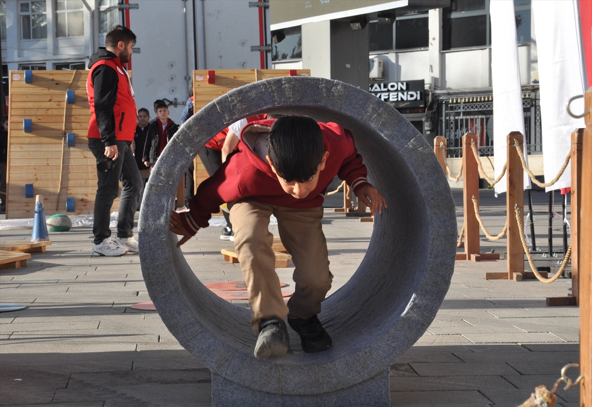 "Geleneksel Oyunlar Tırı" Kütahya'da çocukları geçmişin oyunlarıyla buluşturdu