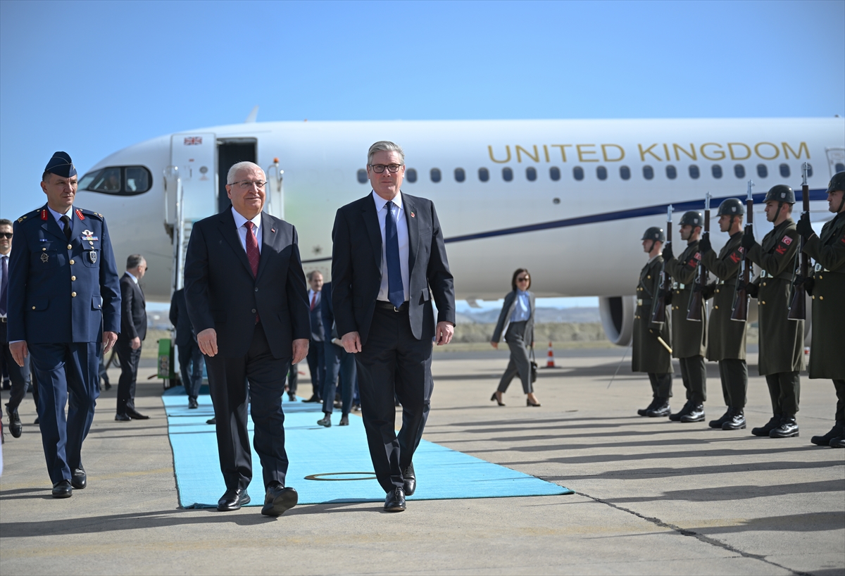 Milli Savunma Bakanı Güler, İngiltere Başbakanı Starmer'i karşıladı