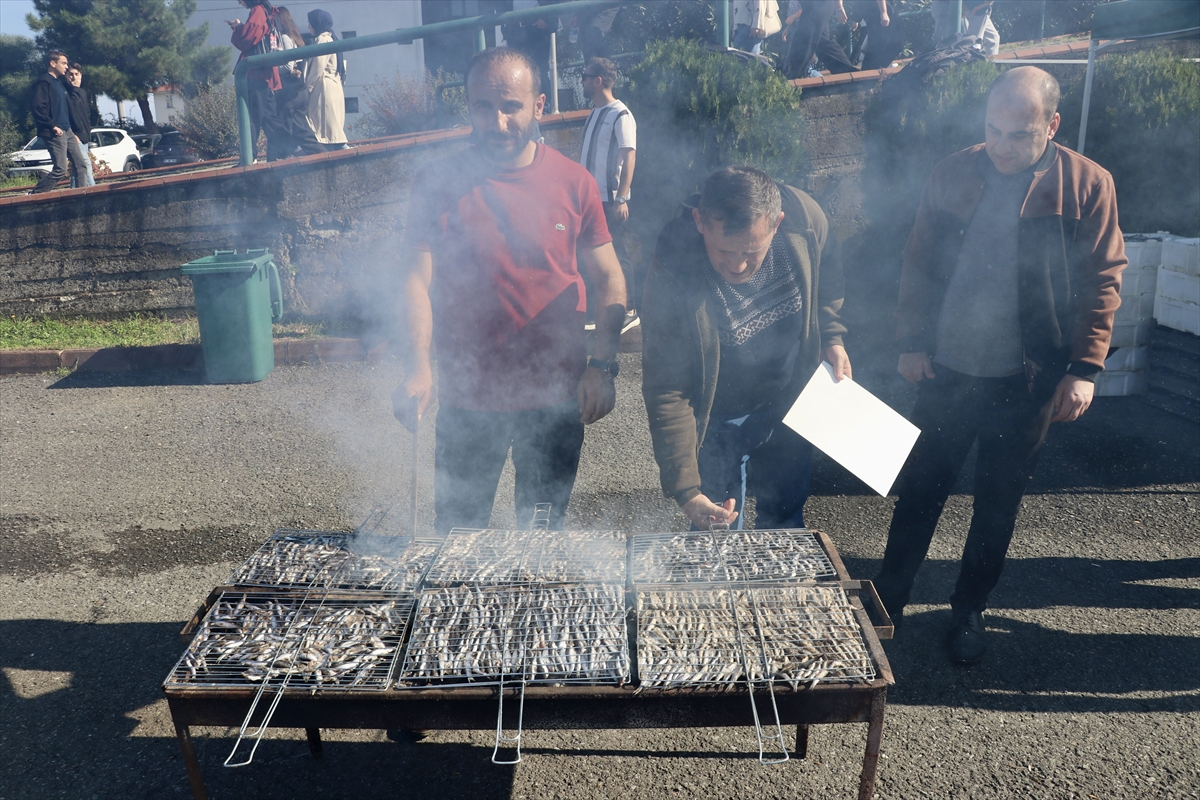 "KTÜ'ye Hoş Geldin" etkinliğine katılan öğrencilere 3 ton hamsi ikram edildi