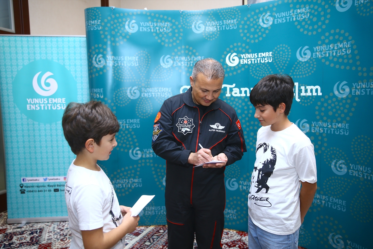 Türkiye'nin ilk astronotu Alper Gezeravcı, Bakü'de gençlerle buluştu