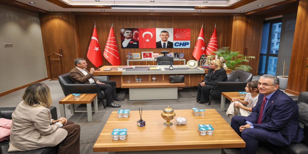 Özgür Özel, Rauf Denktaş’ın ailesi ve Kıbrıs Platformu Başkanı ile görüştü