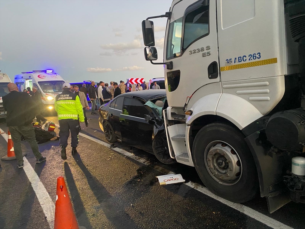 Van'da tanker ile otomobilin çarpışması sonucu 3 kişi öldü, 3 kişi yaralandı
