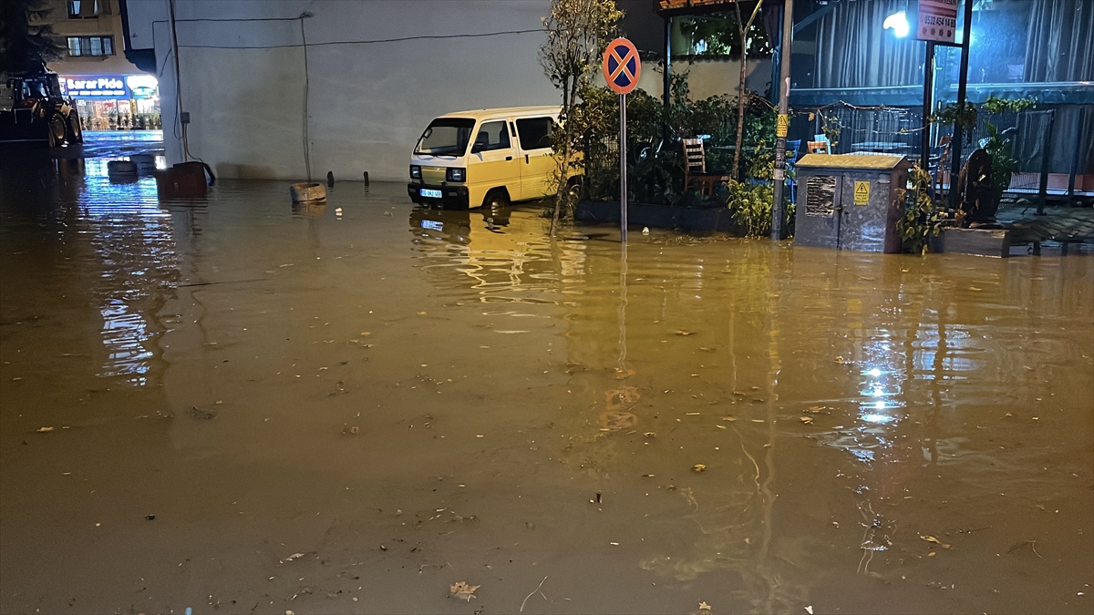 Balıkesir Edremit Körfezi'nde sağanak etkili oldu