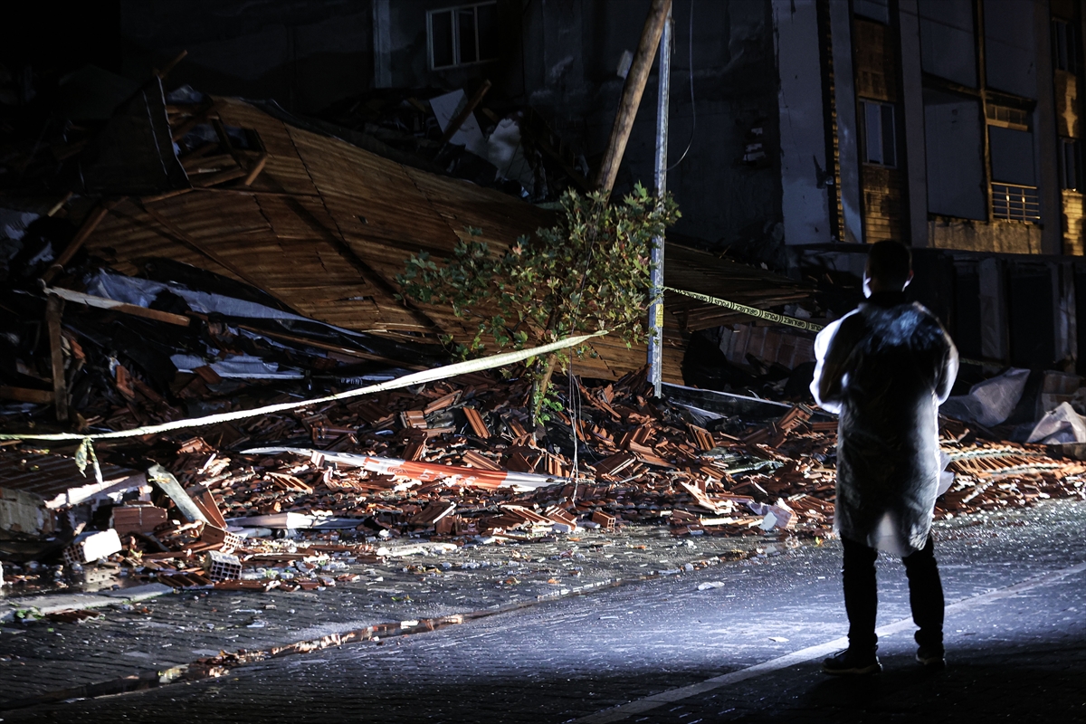 İçişleri Bakanı Ali Yerlikaya depremin merkez üssü Sındırgı'ya geldi