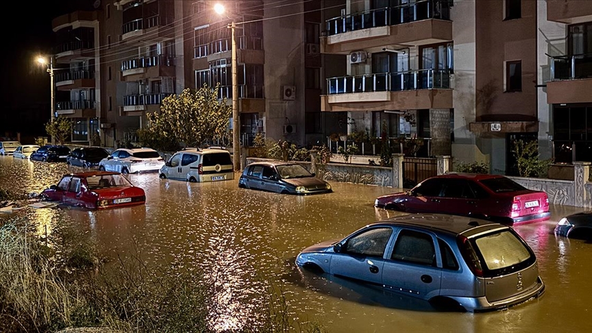 İzmir'in Bergama ilçesinde sağanak hayatı olumsuz etkiledi
