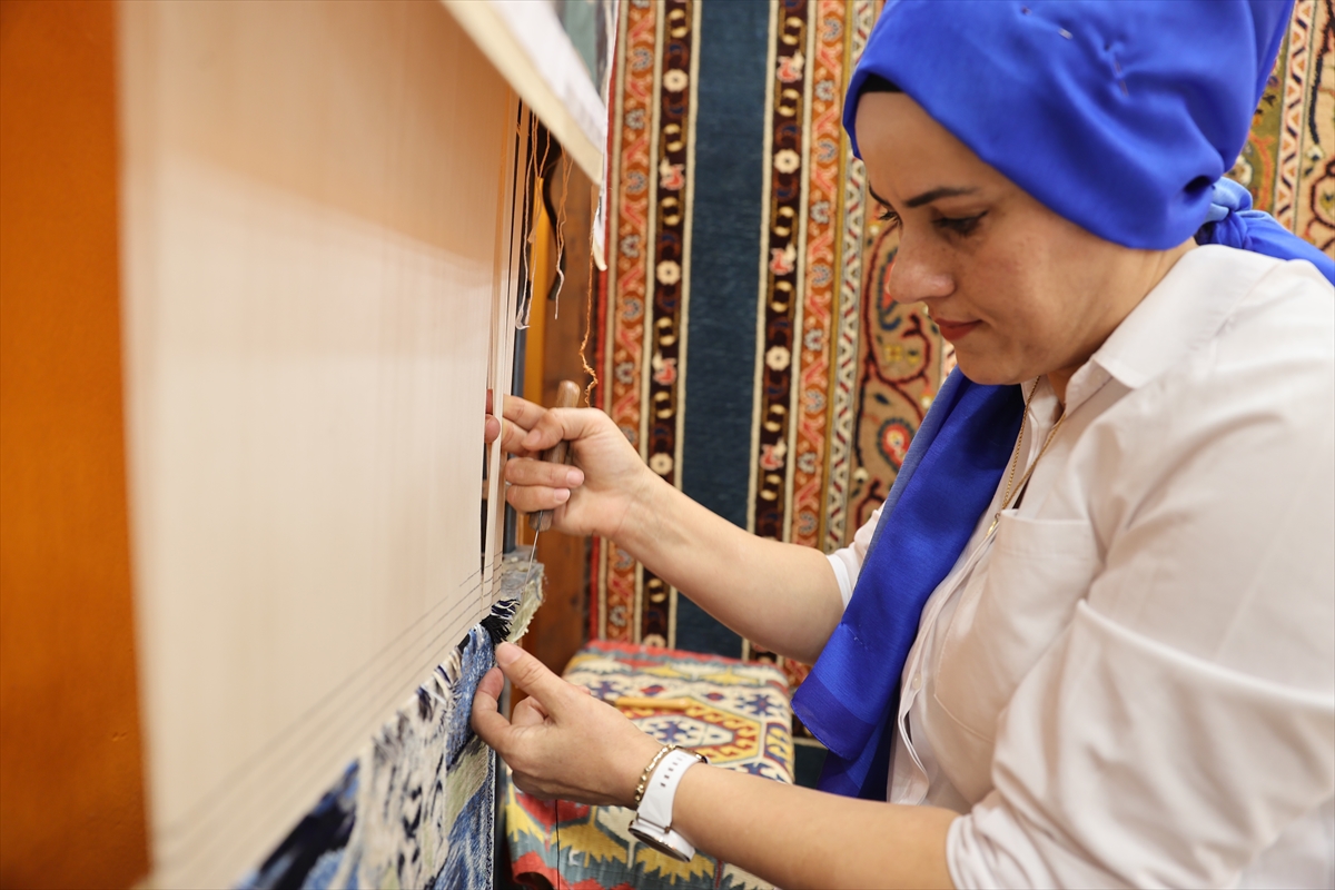 Kozadan elde ettiği ipeği tezgahta sanat eseri halılara dönüştürüyor