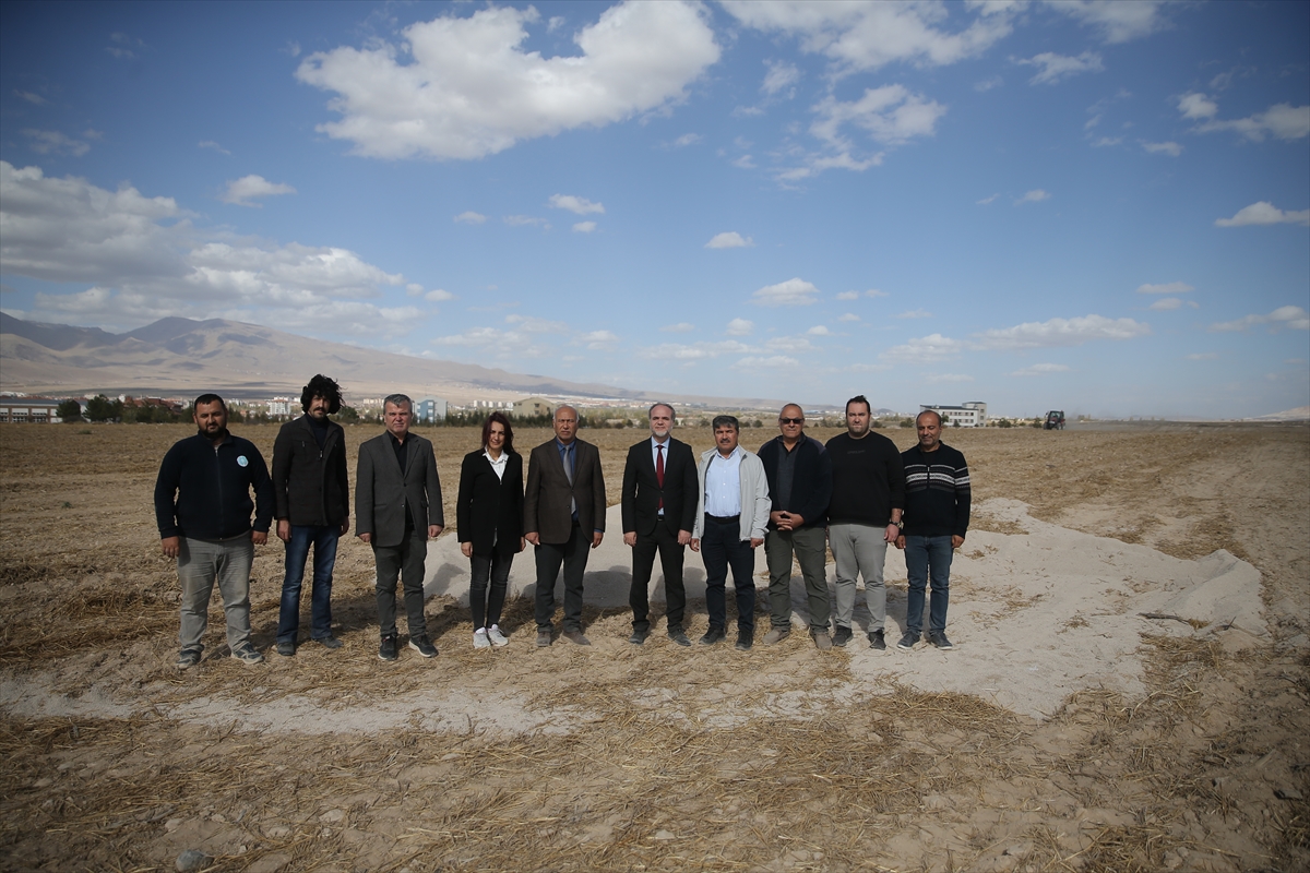 Üniversitenin tarım arazilerinde su tüketimini azaltmak amacıyla "ponza taşı" kullanılıyor