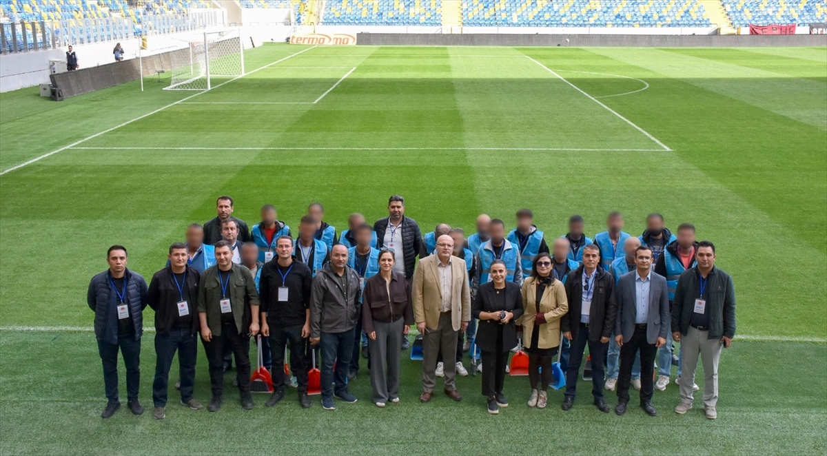 Ankara'da denetimli serbestlik hükümlüleri süper lig maçı öncesi stadyum temizliğine katıldı