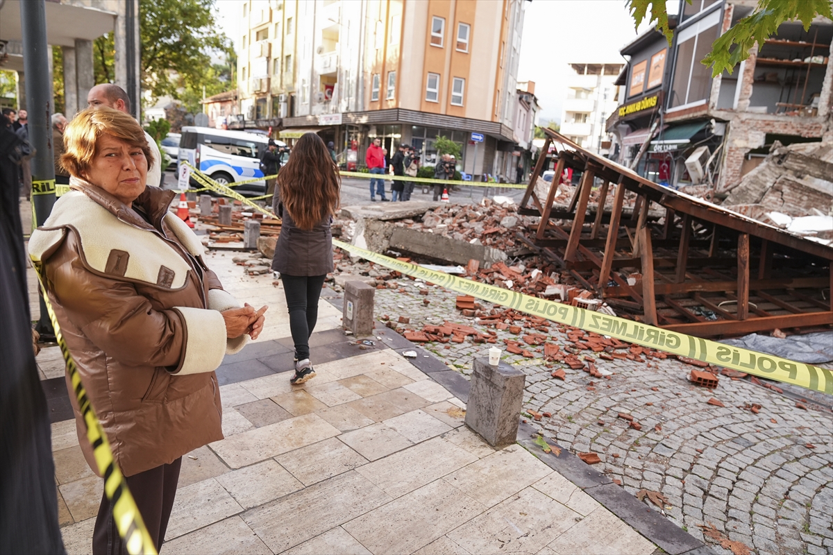 Balıkesir Sındırgı'daki esnaf depremde yıkılan ya da hasar gören iş yerlerinin üzüntüsünü yaşıyor