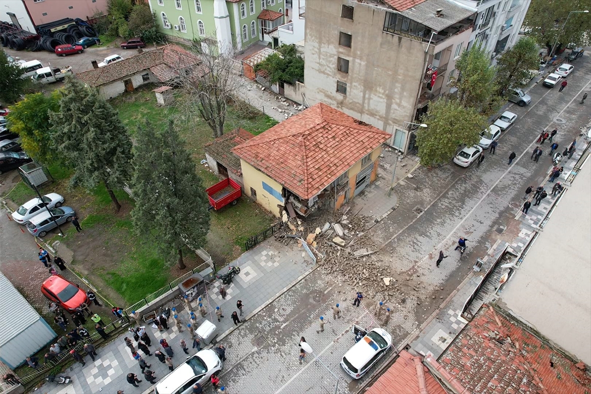 Sındırgı'da 6,1 büyüklüğündeki depremin ardından artçı sarsıntılar devam ediyor
