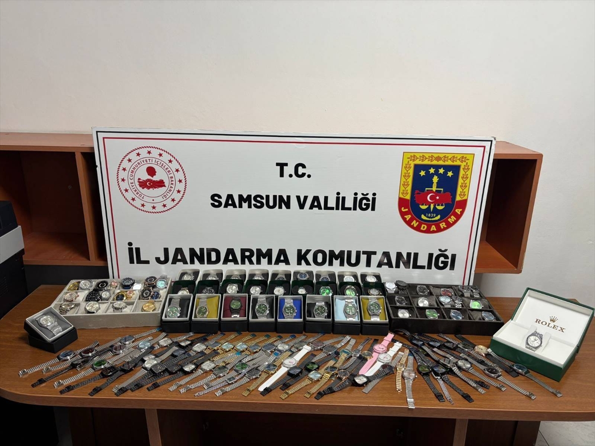 Samsun'da jandarma kaçak 214 kol saati ele geçirdi