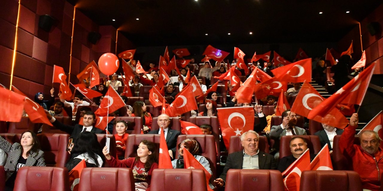 Düzce’de özel gereksinimli çocuklar Cumhuriyet’in 102. yılı için 102 balon uçurdu