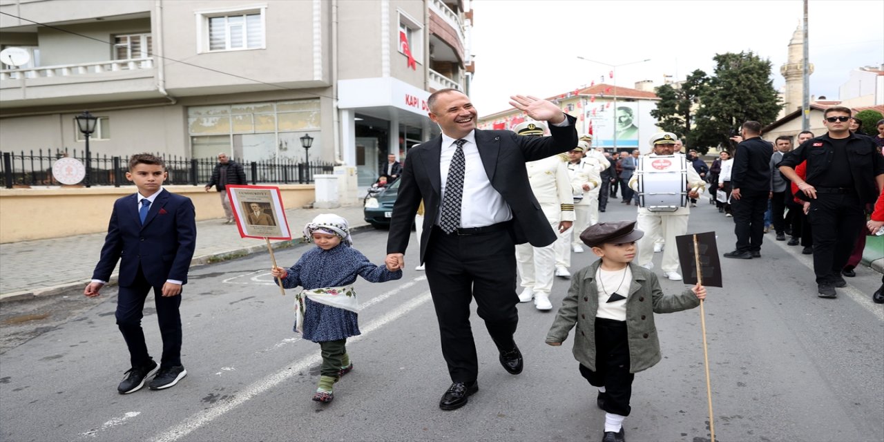Kırklareli’nde çocuklar Cumhuriyet’in 102. yılı için “Yarın Cumhuriyeti ilan edeceğiz” gazetesi dağıttı